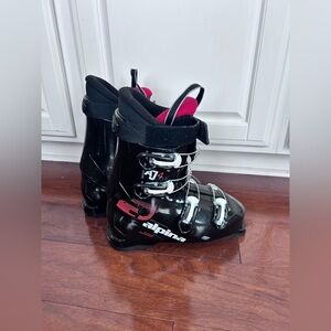 Alpina J4 youth ski boots size 6.5 black 6 1/2 boys or girls